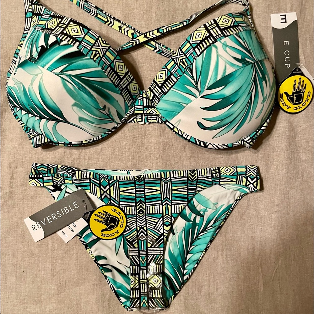 Body glove NWT bikini top size 34-36e (dd) w/matching reversible bottoms size M